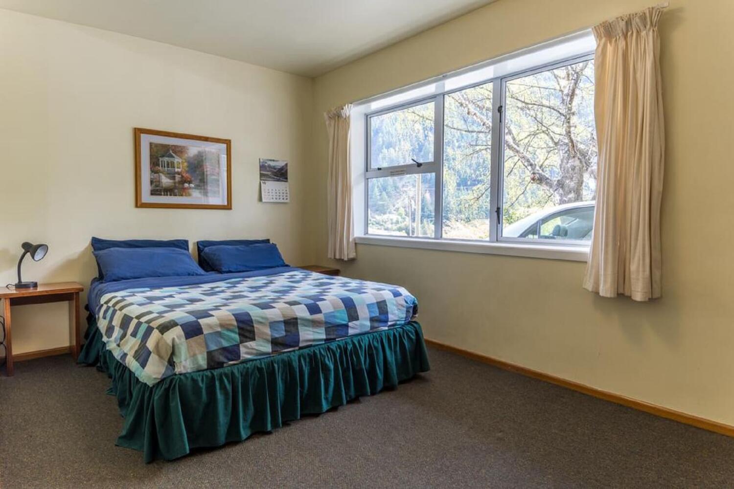 Price Comparison for Hippo Lodge Backpackers in Queenstown (with HONEST