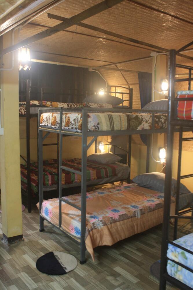 Tiny Hostel, Pai