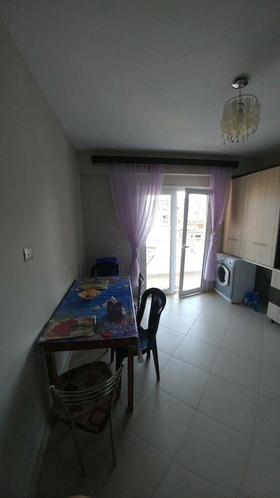 Mona's Hostel