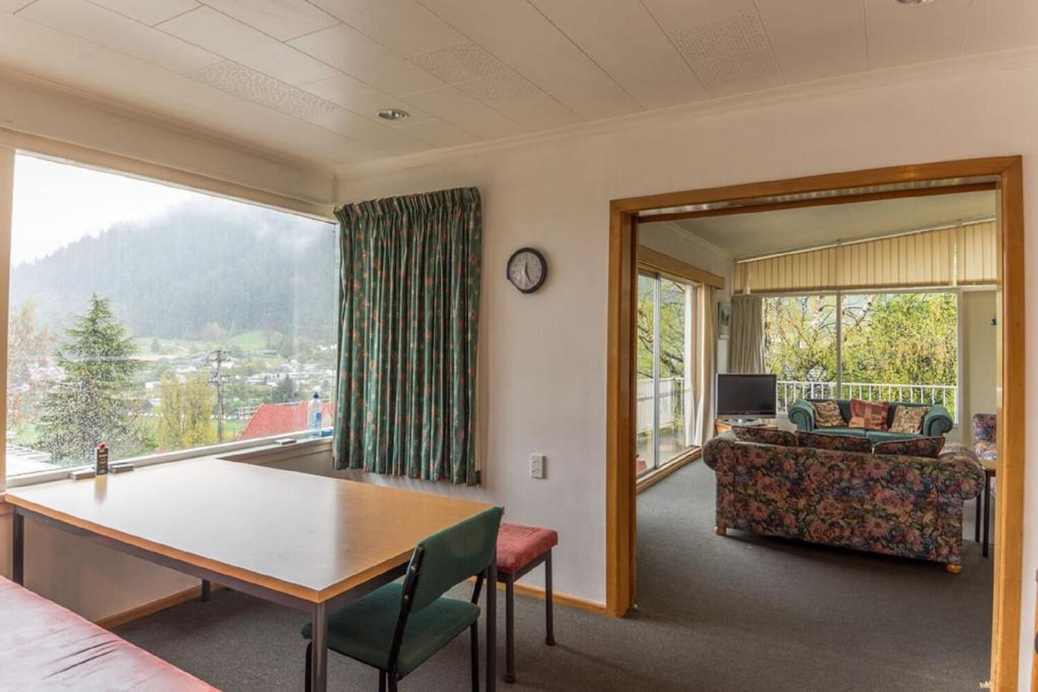 Price Comparison for Hippo Lodge Backpackers in Queenstown (with HONEST