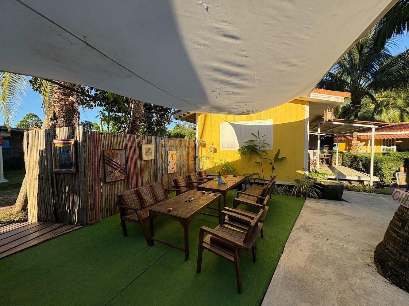 De Bra Hostel, Koh Lanta