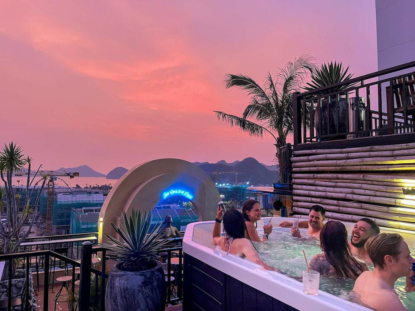 The One Hostel & Rooftop Bar Catba