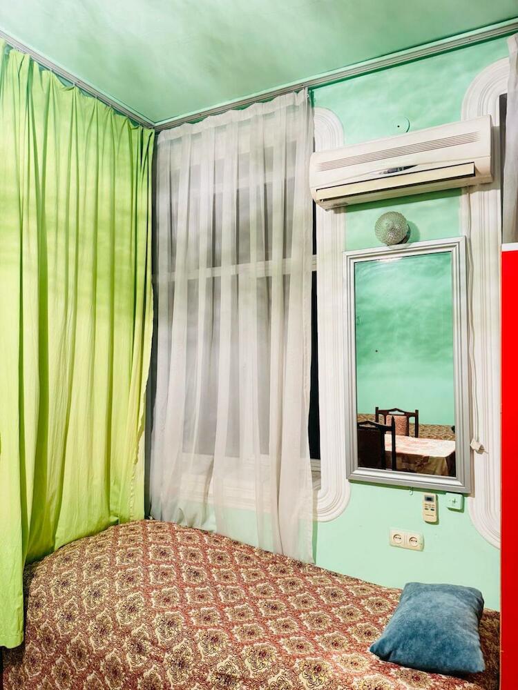 Esmiralda's Hostel, Ganja