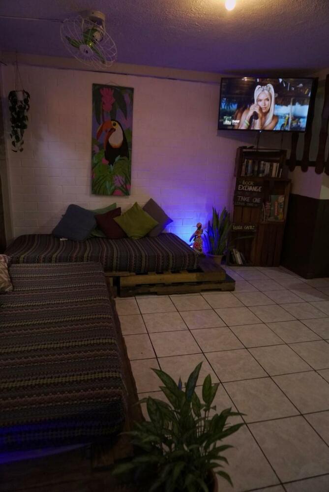 Pool House Hostel, Santa Ana