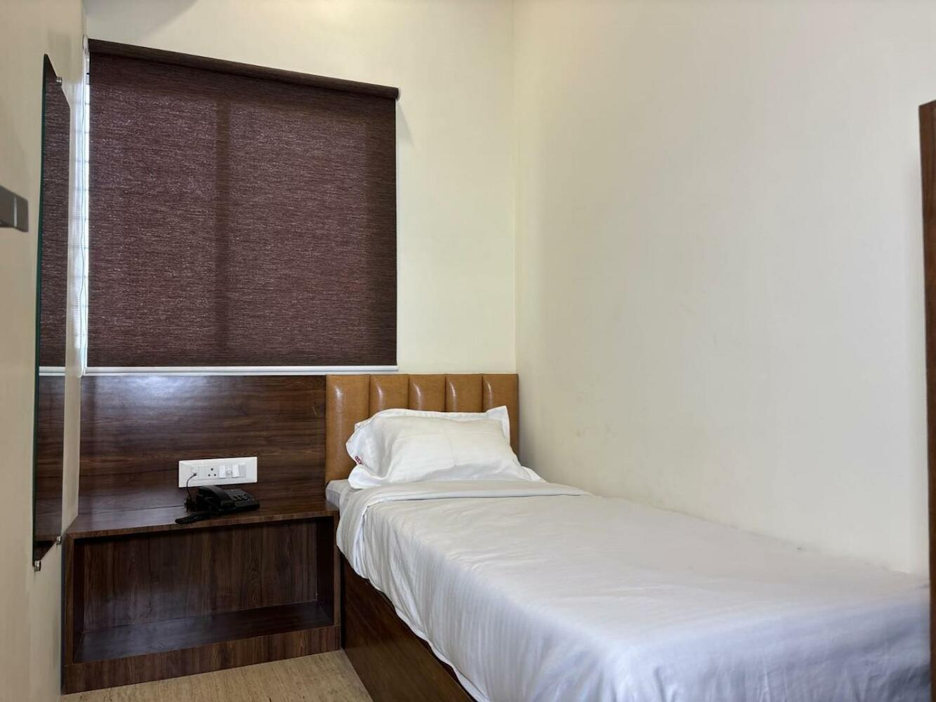 Aafee Cabin Stay & Dormitory, Mumbai