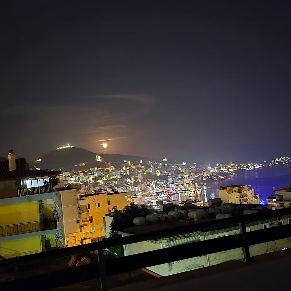 Lazy Roo Hostel, Sarandë