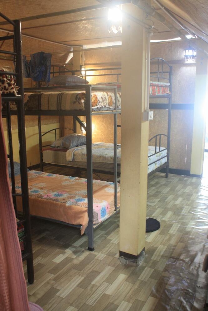 Tiny Hostel, Pai