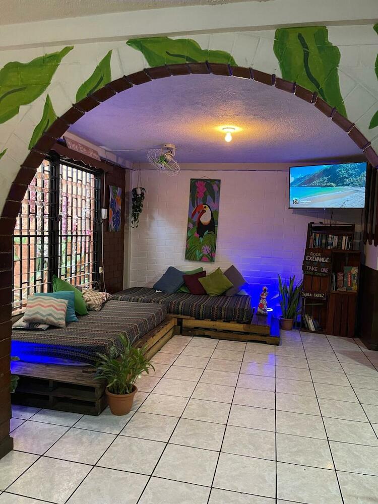 Pool House Hostel, Santa Ana