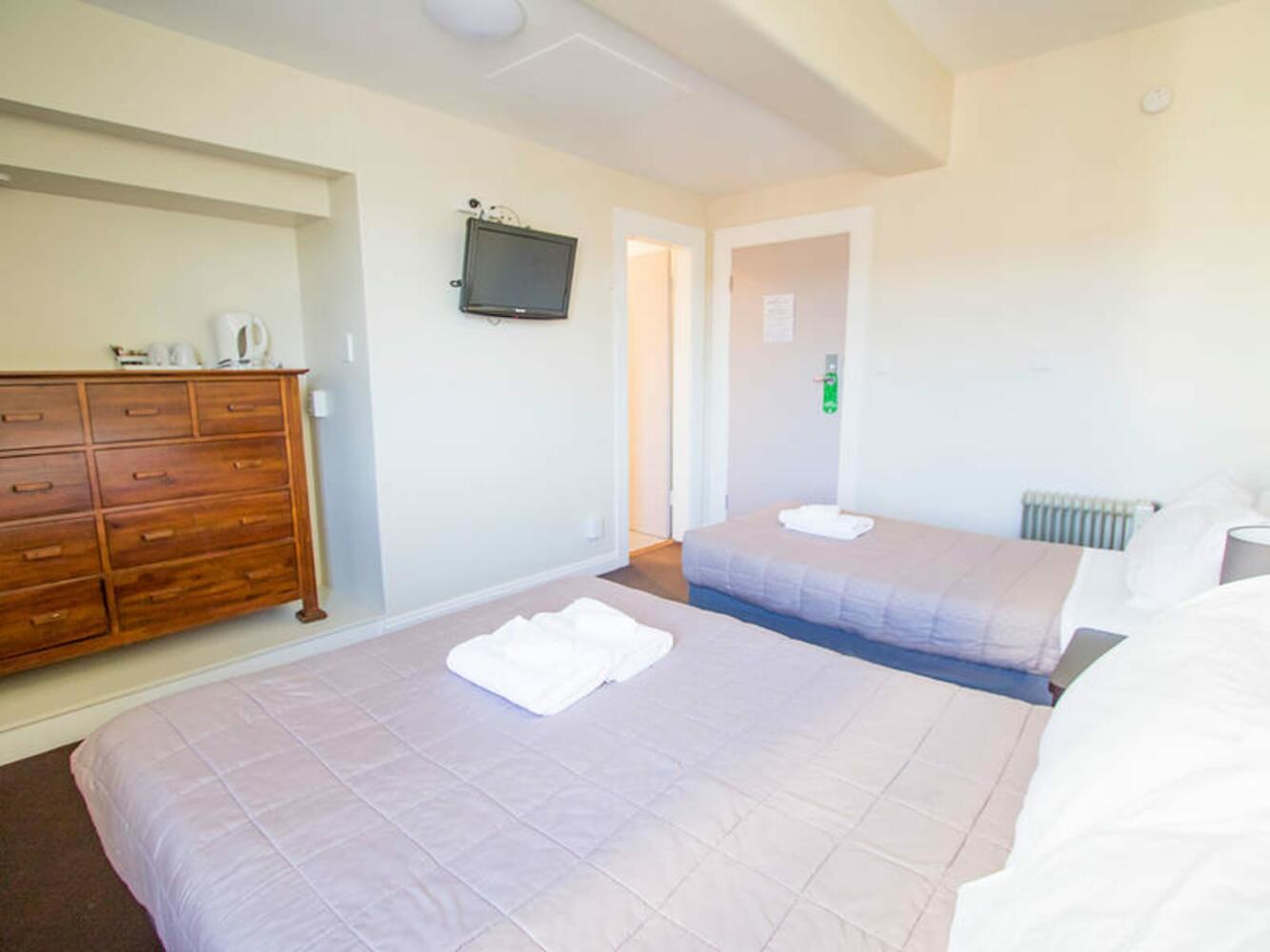 Price Comparison for Hotel Waterloo & Backpackers in Wellington (with HONEST Reviews 2022)