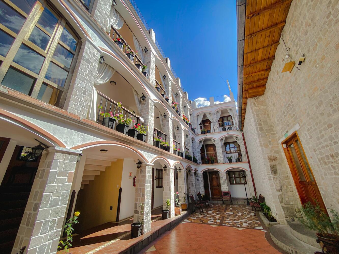 Golden Rest, Latacunga