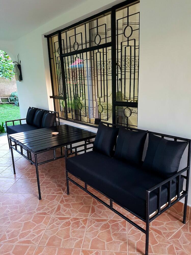 The House of Black & White, Arusha