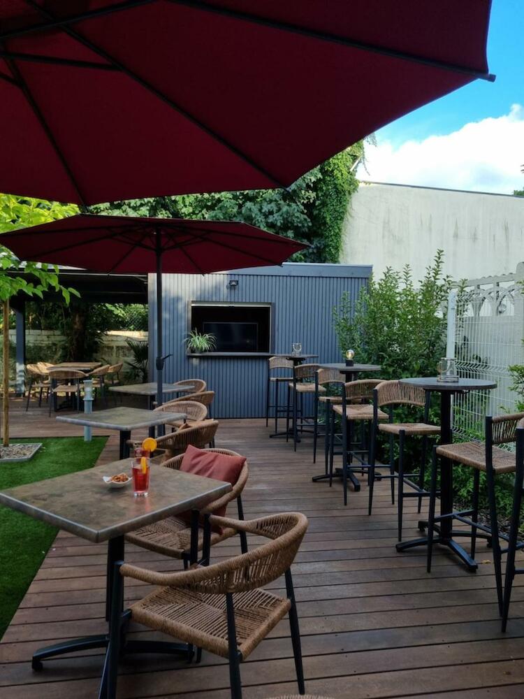 Bloom Hostel Bar & Garden