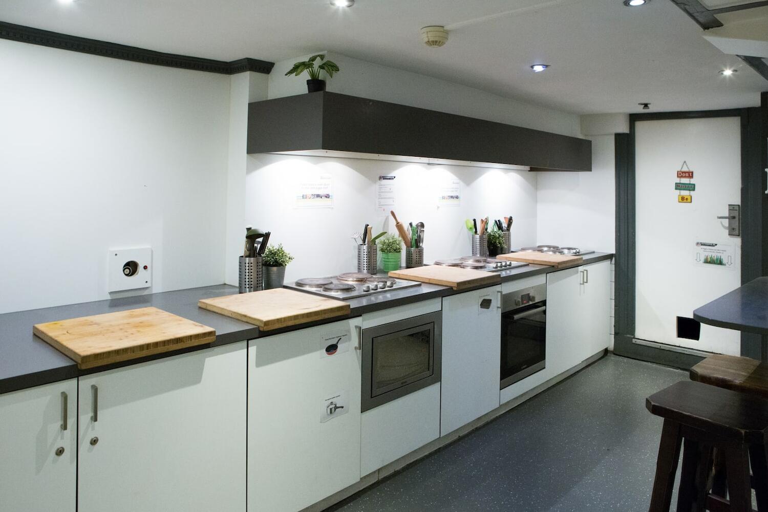 Price Comparison for The Flying Pig Downtown Hostel in Amsterdam (with HONEST Reviews 2022)