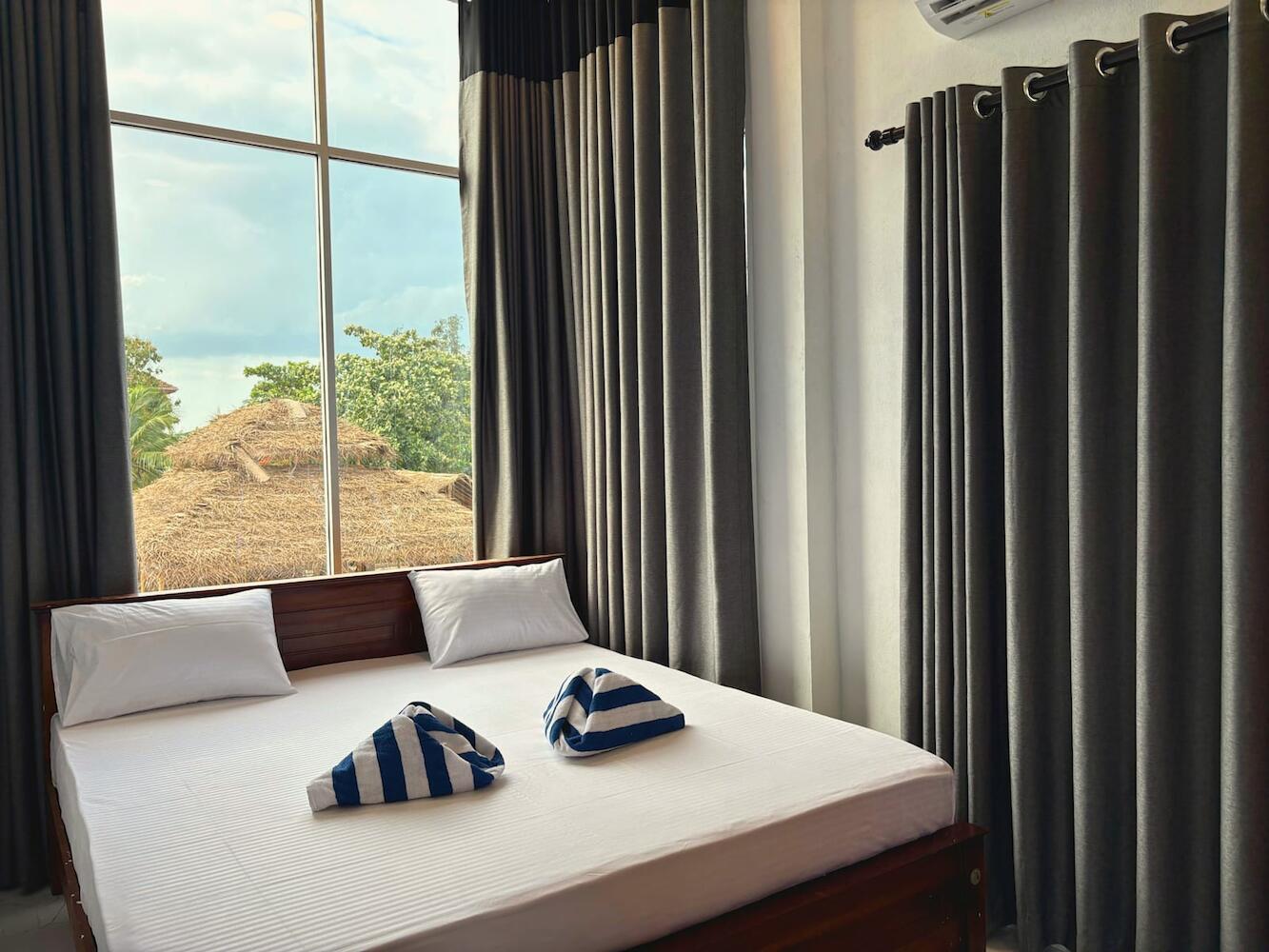 Surfing Tusker - Arugambay, Arugam Bay