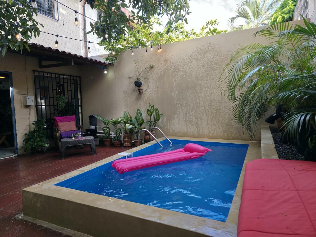 Pool House Hostel, Santa Ana