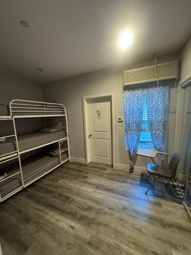 Twin Pineapple Hostel, Los Angeles