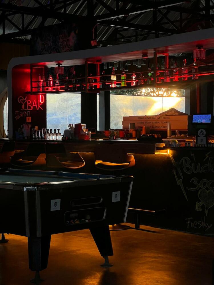 Mbar Hostel, Haad Rin