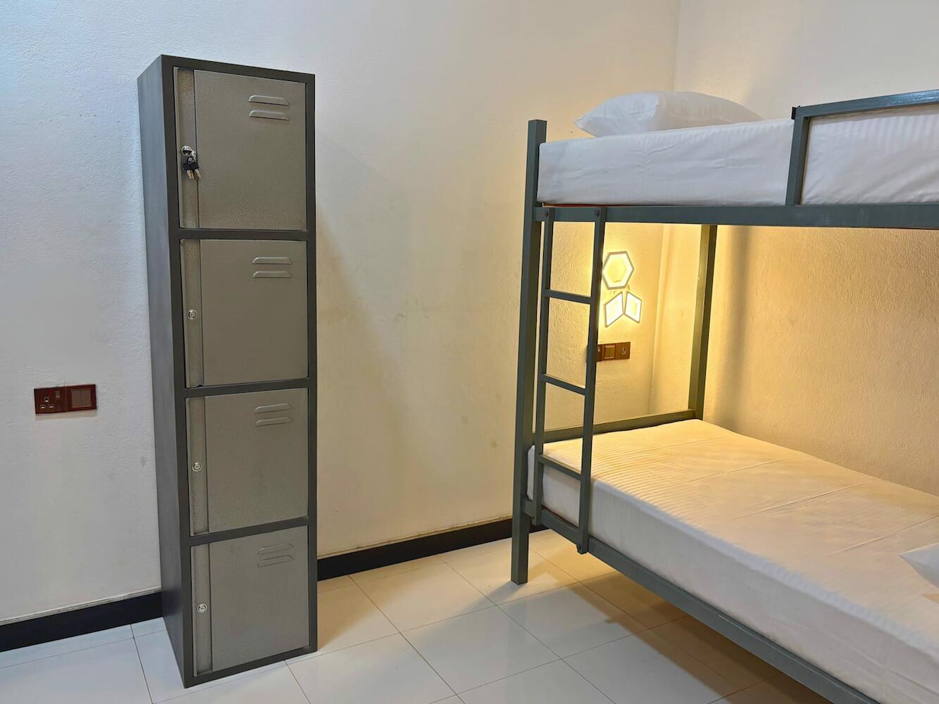 Surfing Tusker - Arugambay, Arugam Bay