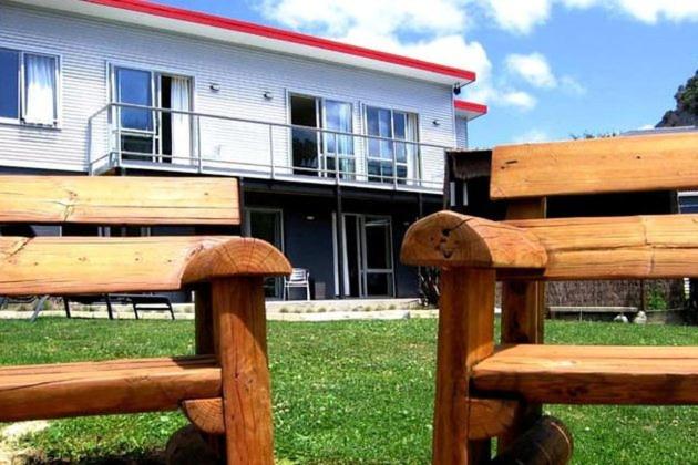 Tombstone Backpackers, Picton