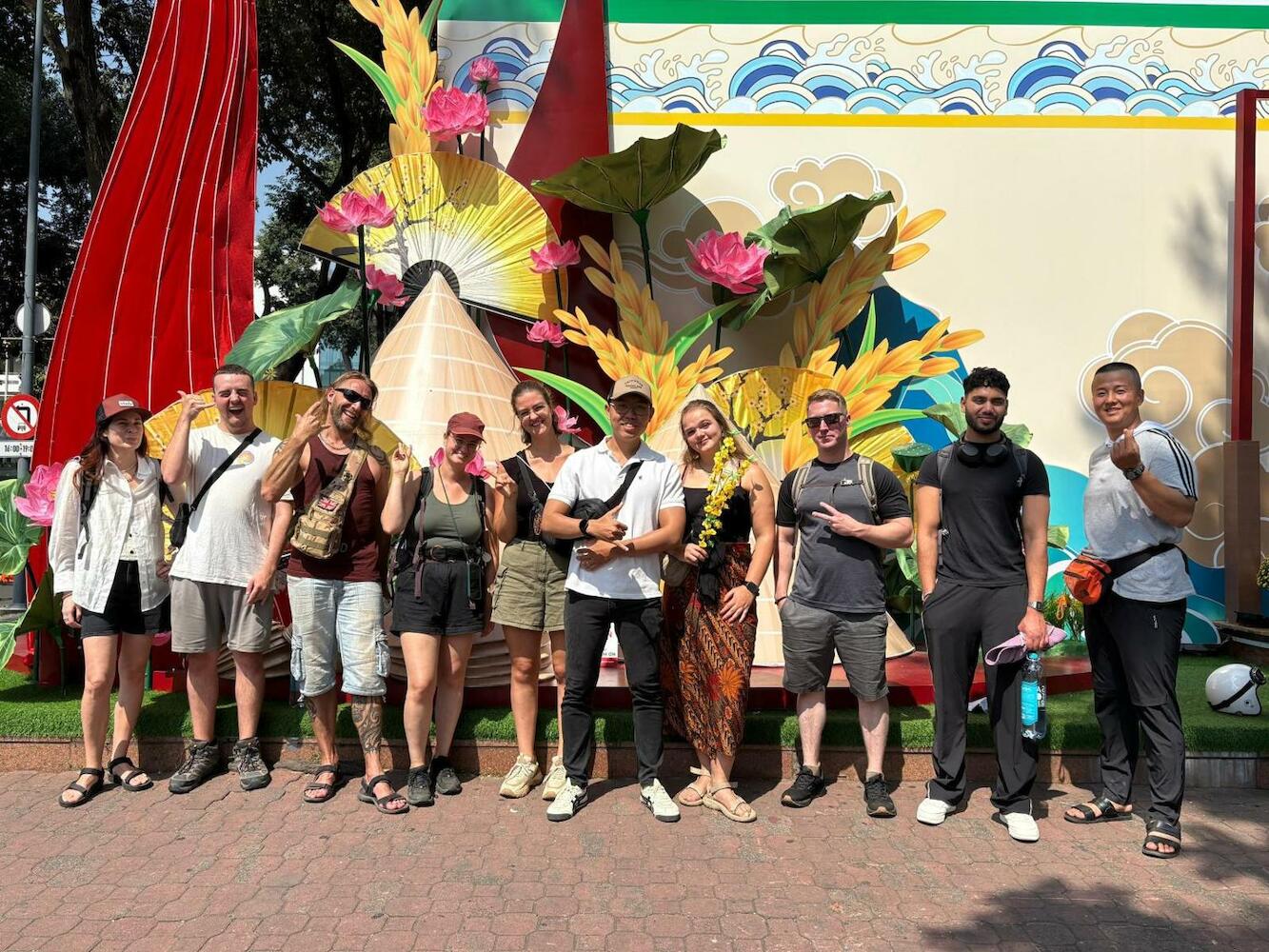 Saigon Authentic Hostel - Daily Walking City Tour, Cooking Class, Food Tours, FR