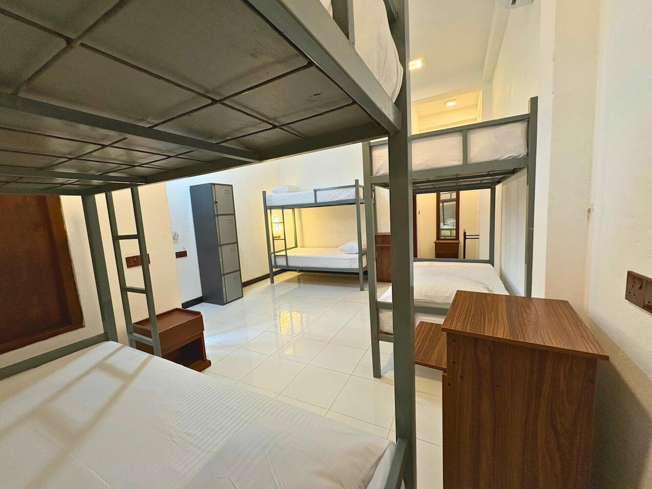 Surfing Tusker - Arugambay, Arugam Bay