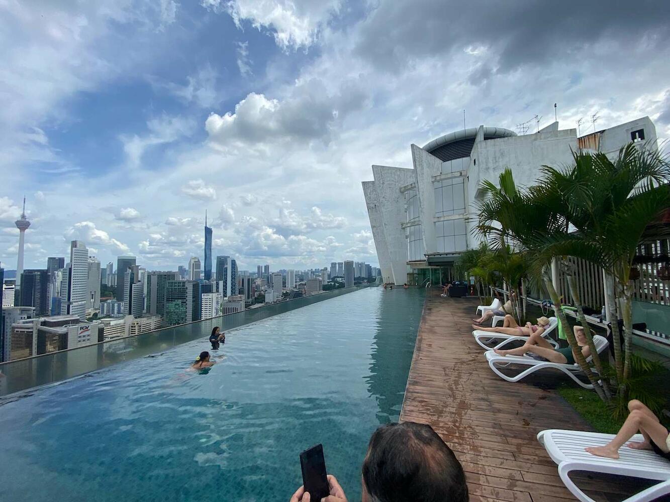 Penthouse Skypool Hostel