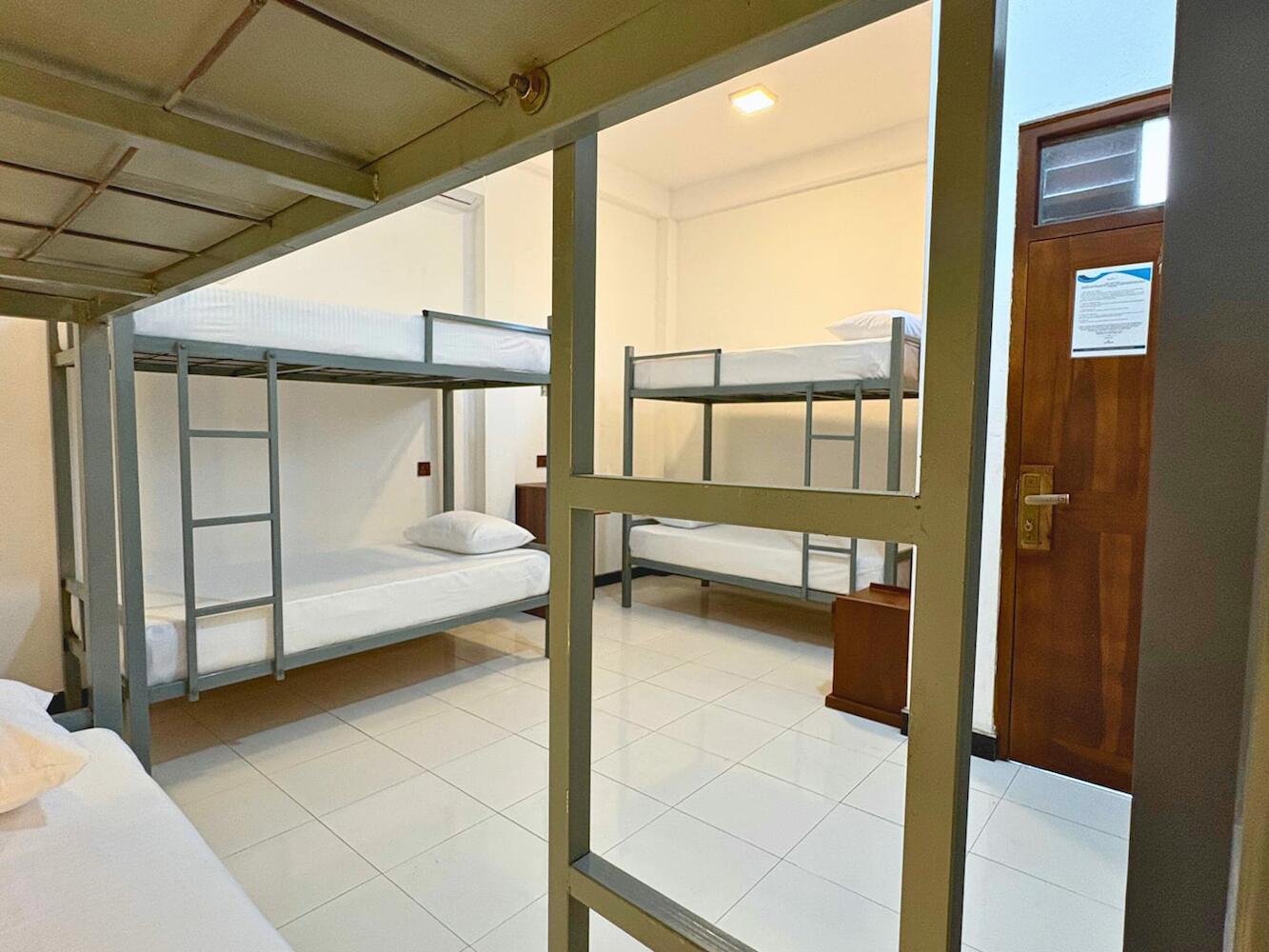 Surfing Tusker - Arugambay, Arugam Bay