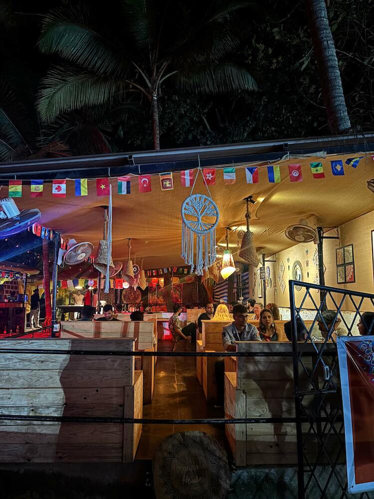 Mandala House - Dorms, Cafe & Bar