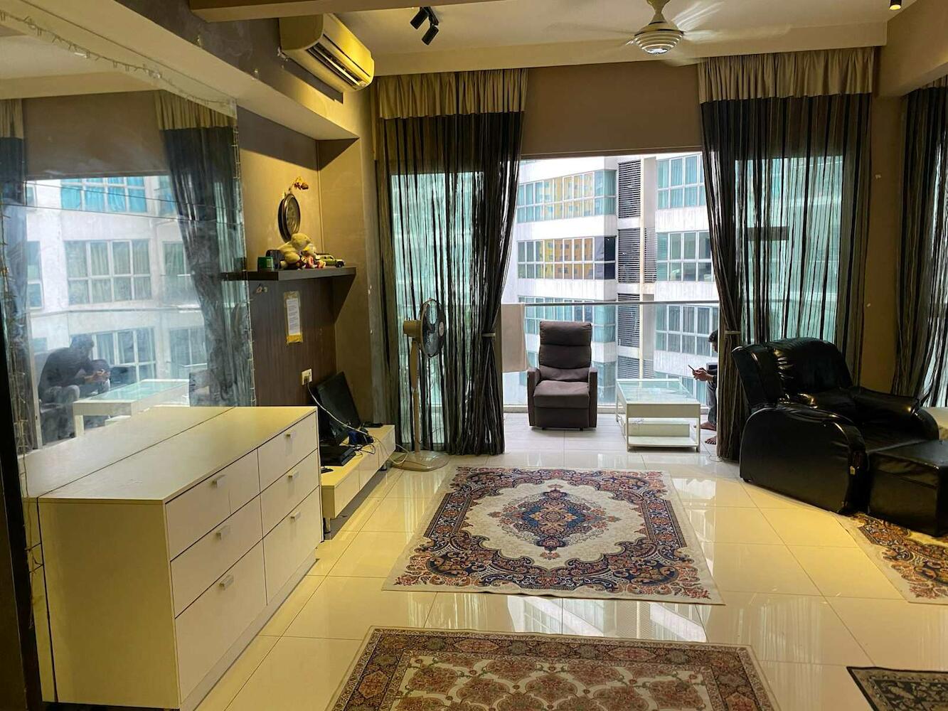 Penthouse Skypool Hostel