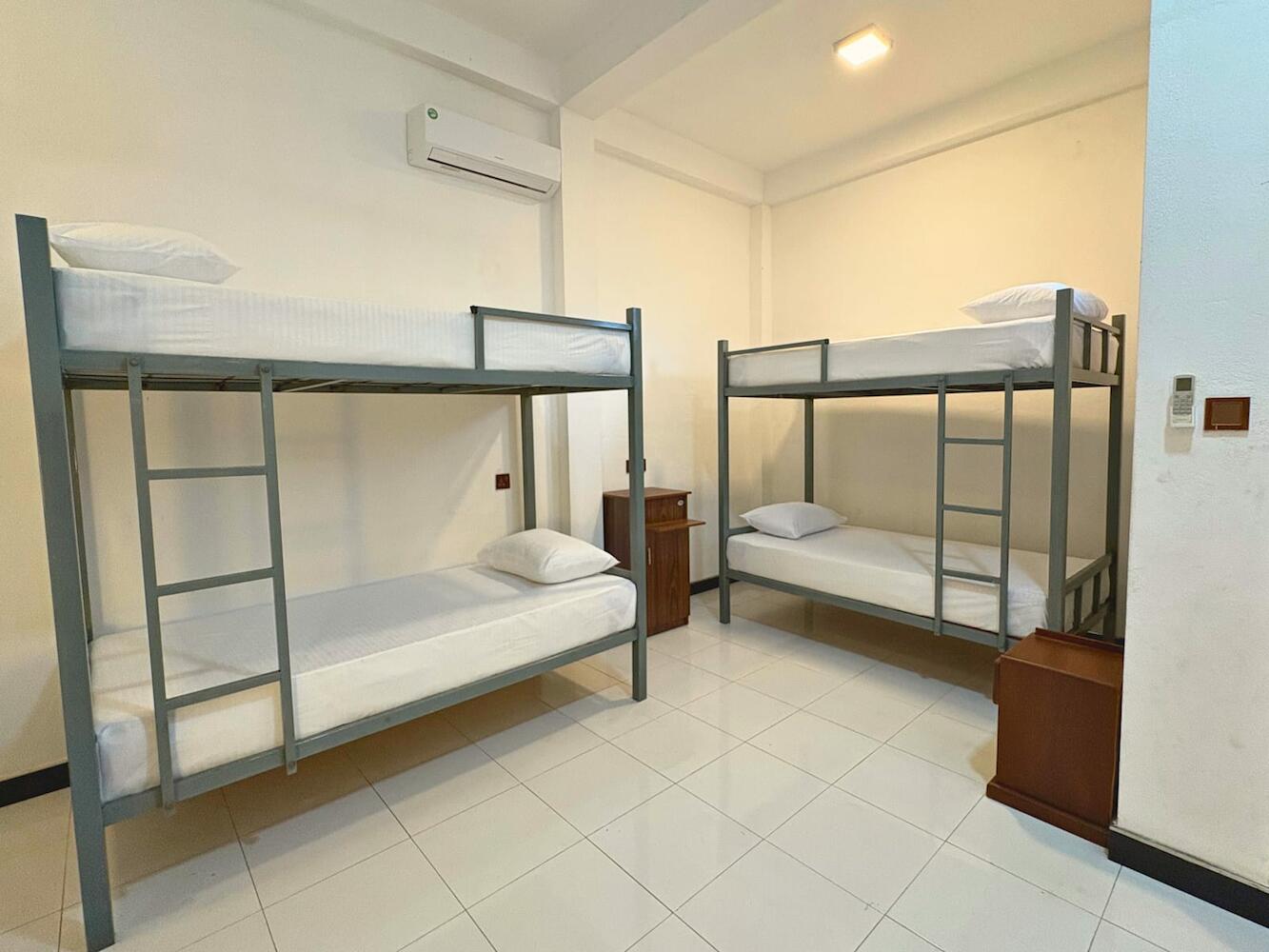 Surfing Tusker - Arugambay, Arugam Bay