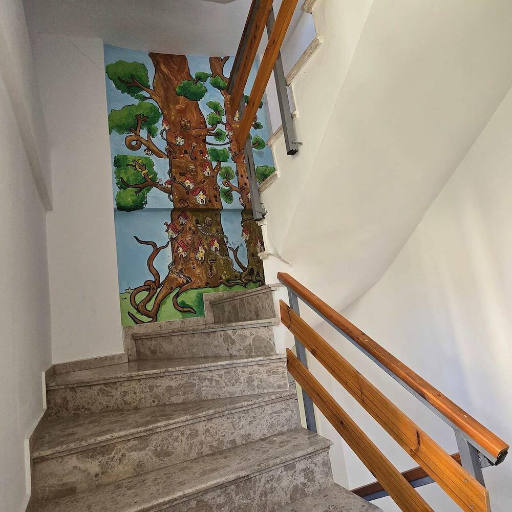 Lazy Roo Hostel, Sarandë