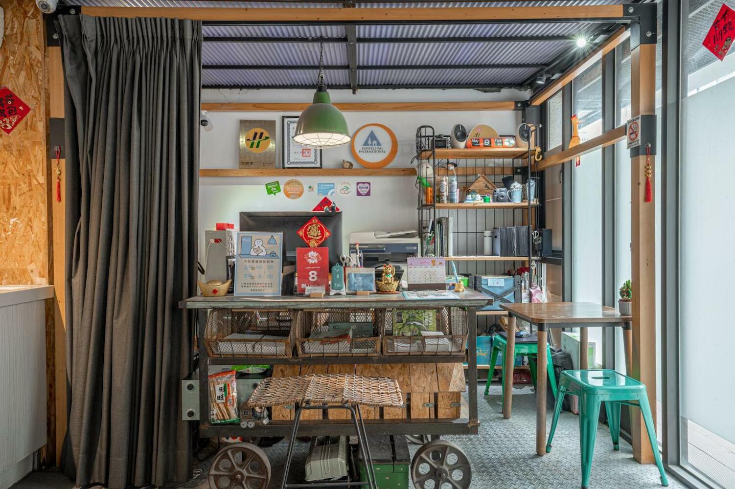 Light Hostel