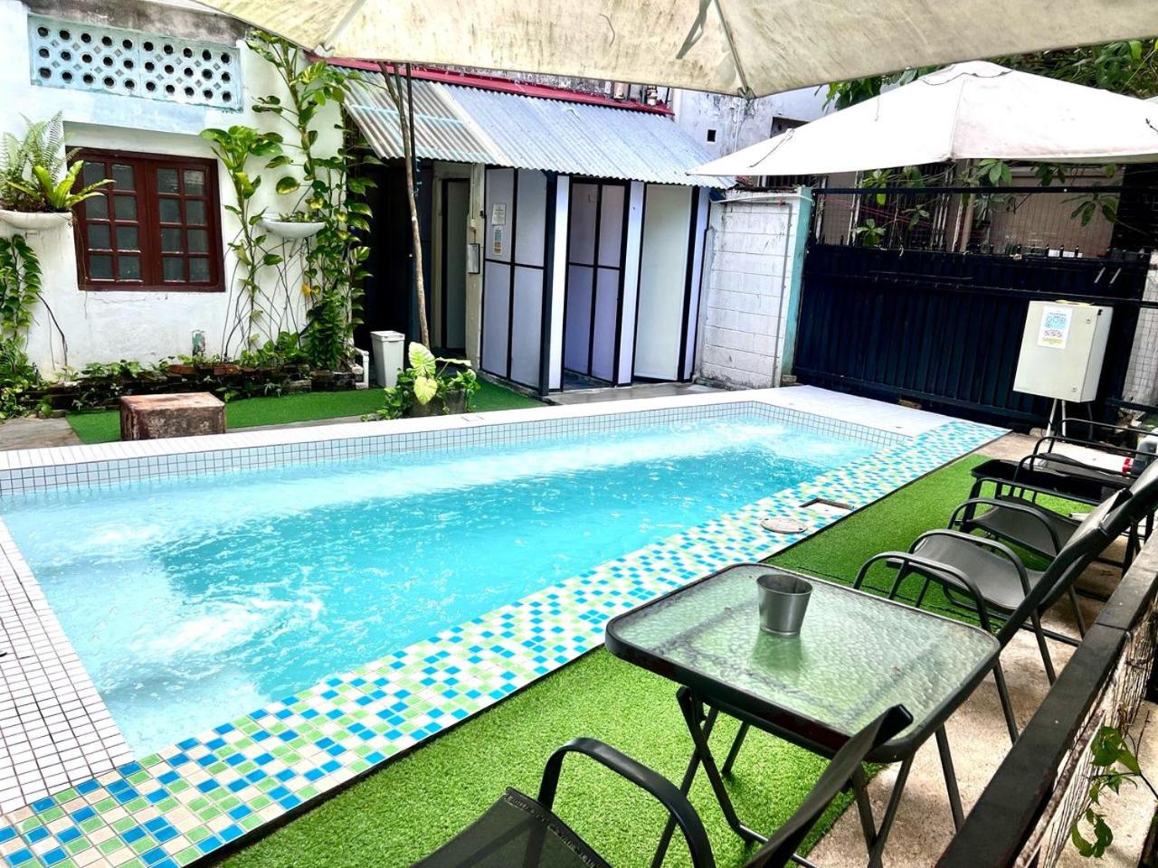 Poolside By Mingle