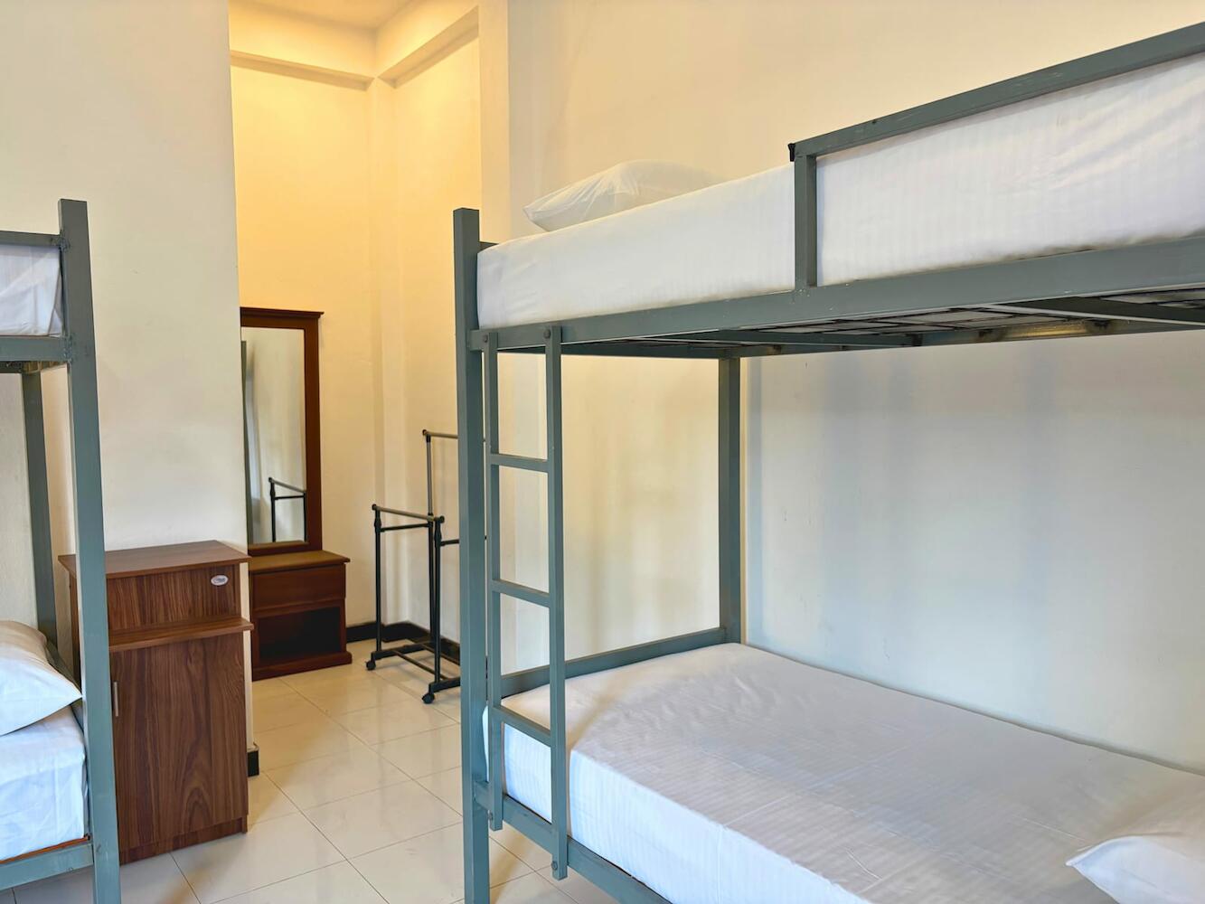 Surfing Tusker - Arugambay, Arugam Bay