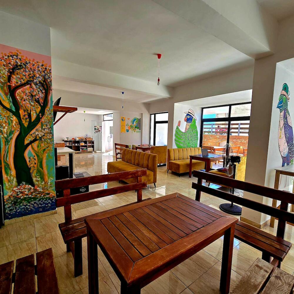 Lazy Roo Hostel, Sarandë