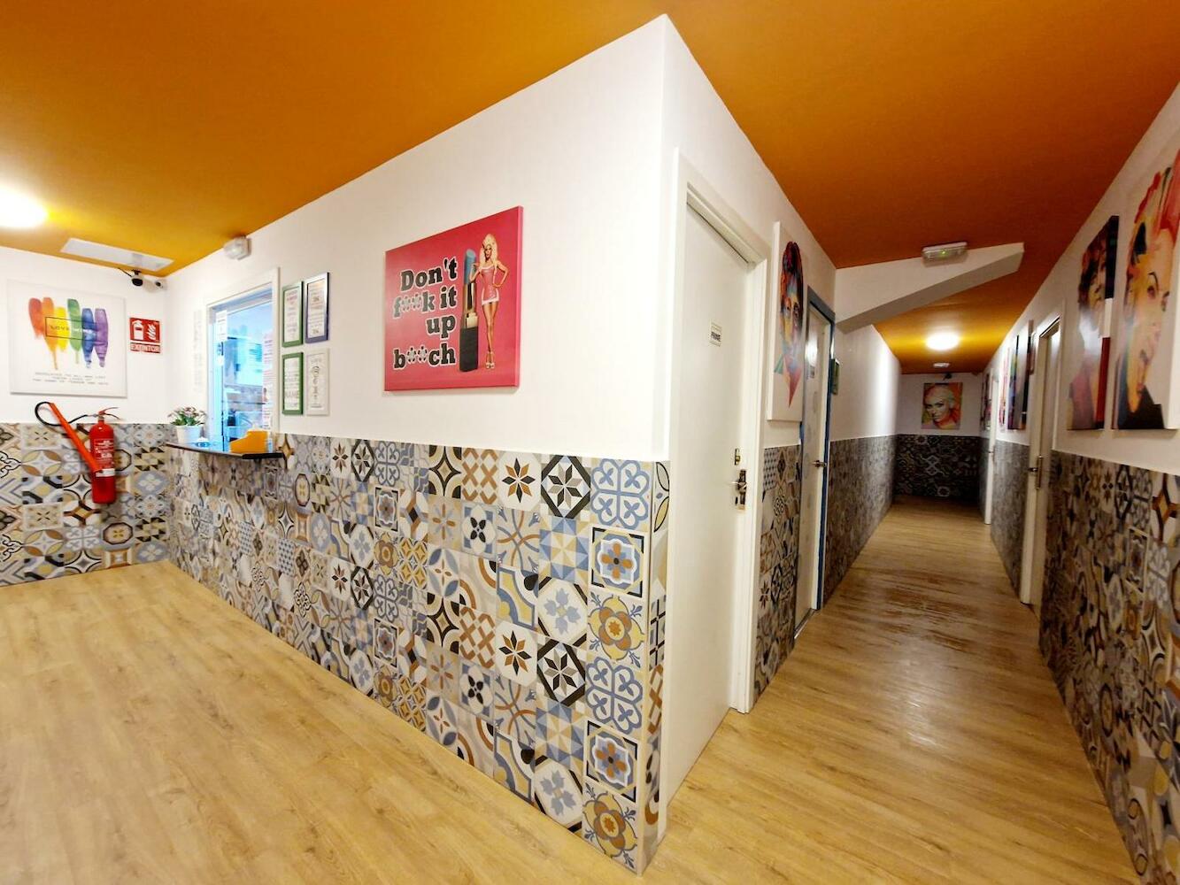 Arc House Barcelona - Youth Hostel