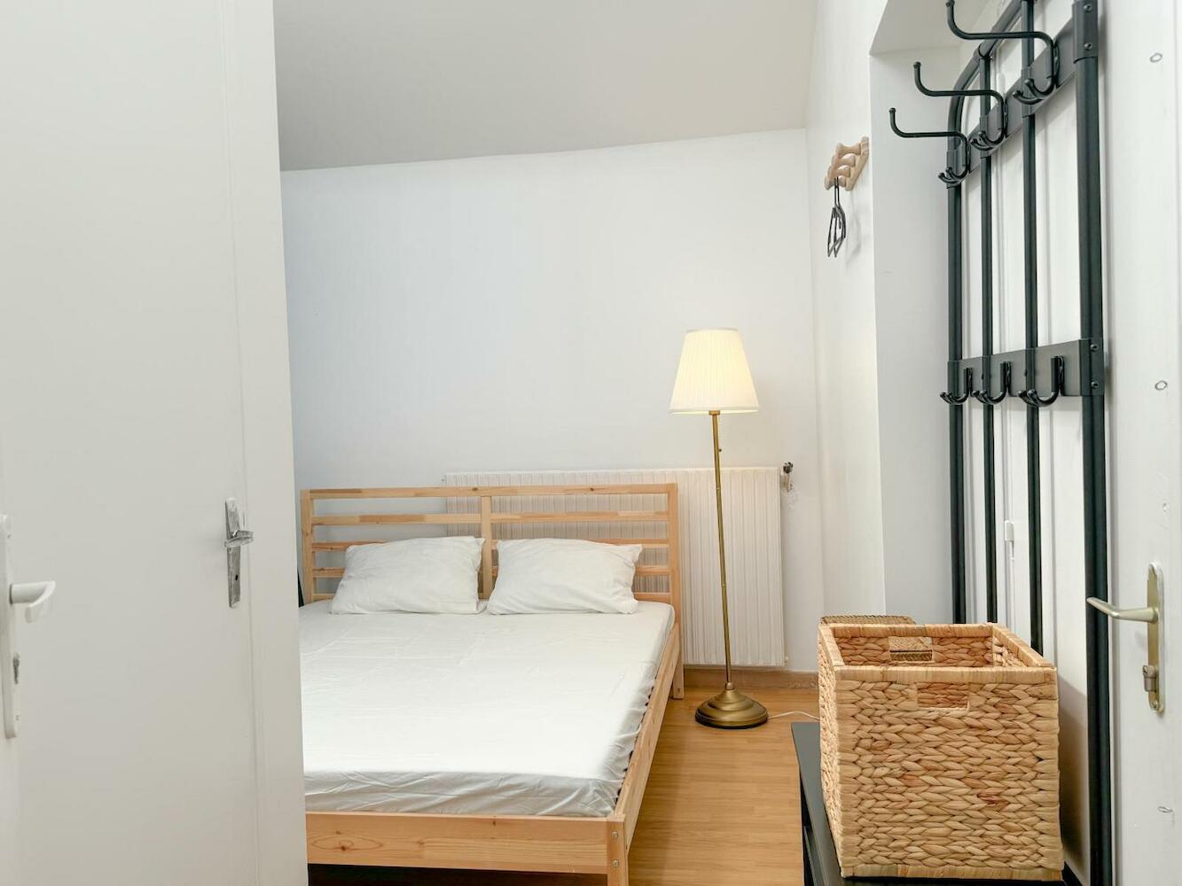 Korean Minbak Clv, Paris