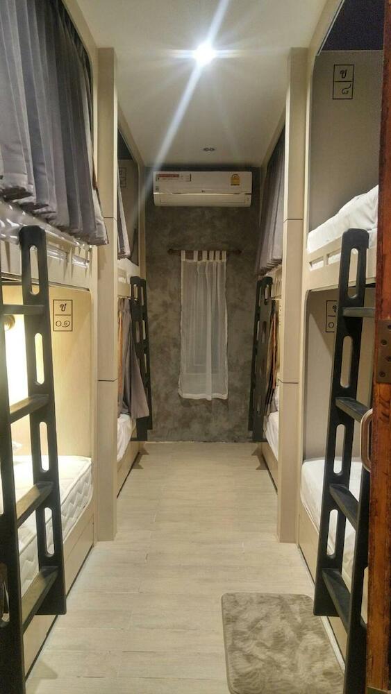 Rowhou8e Hostel