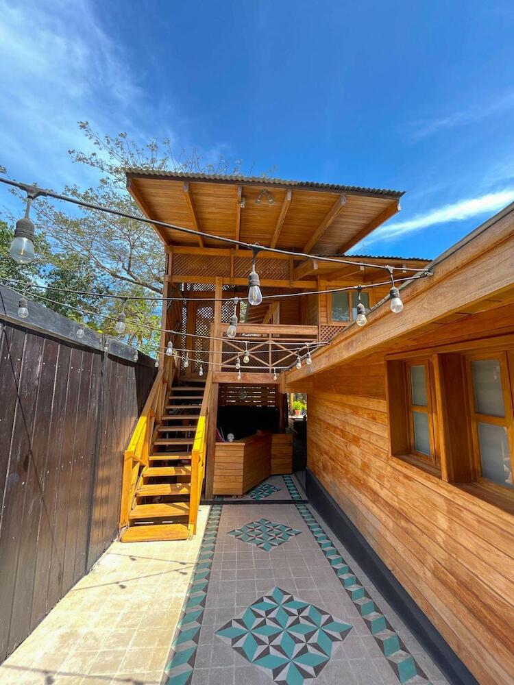Casa Aura Beachfront Premium Hostel