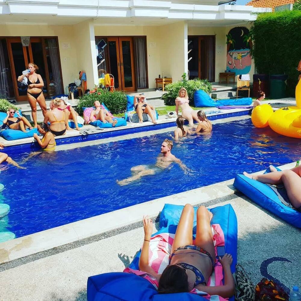 Castaway Hostel