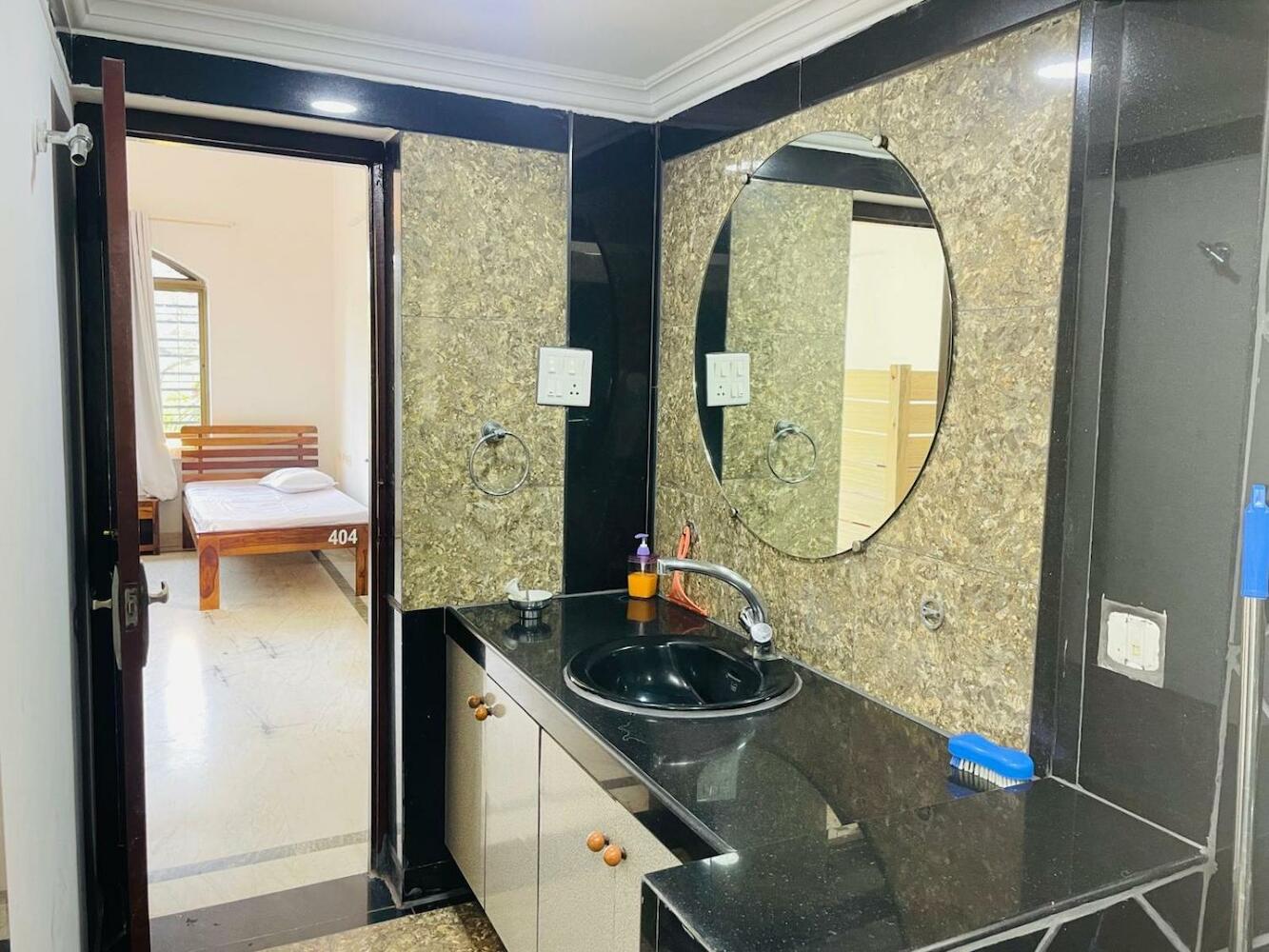 Hostel Lifespace- Tailor made for working professionals- Luxurious Twin Bungalow