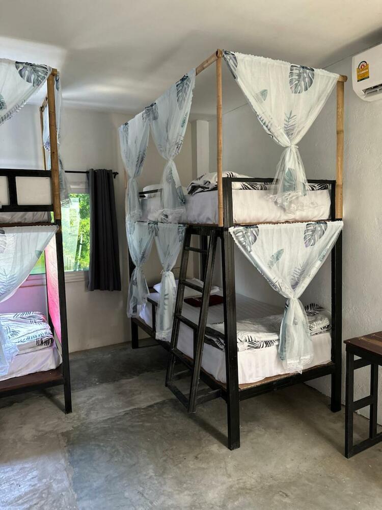 Mbar Hostel, Haad Rin