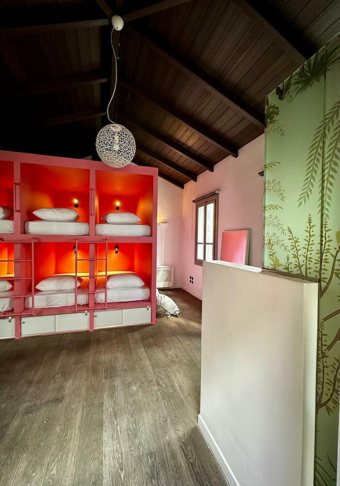 Pink Mango (women Only Hostel)
