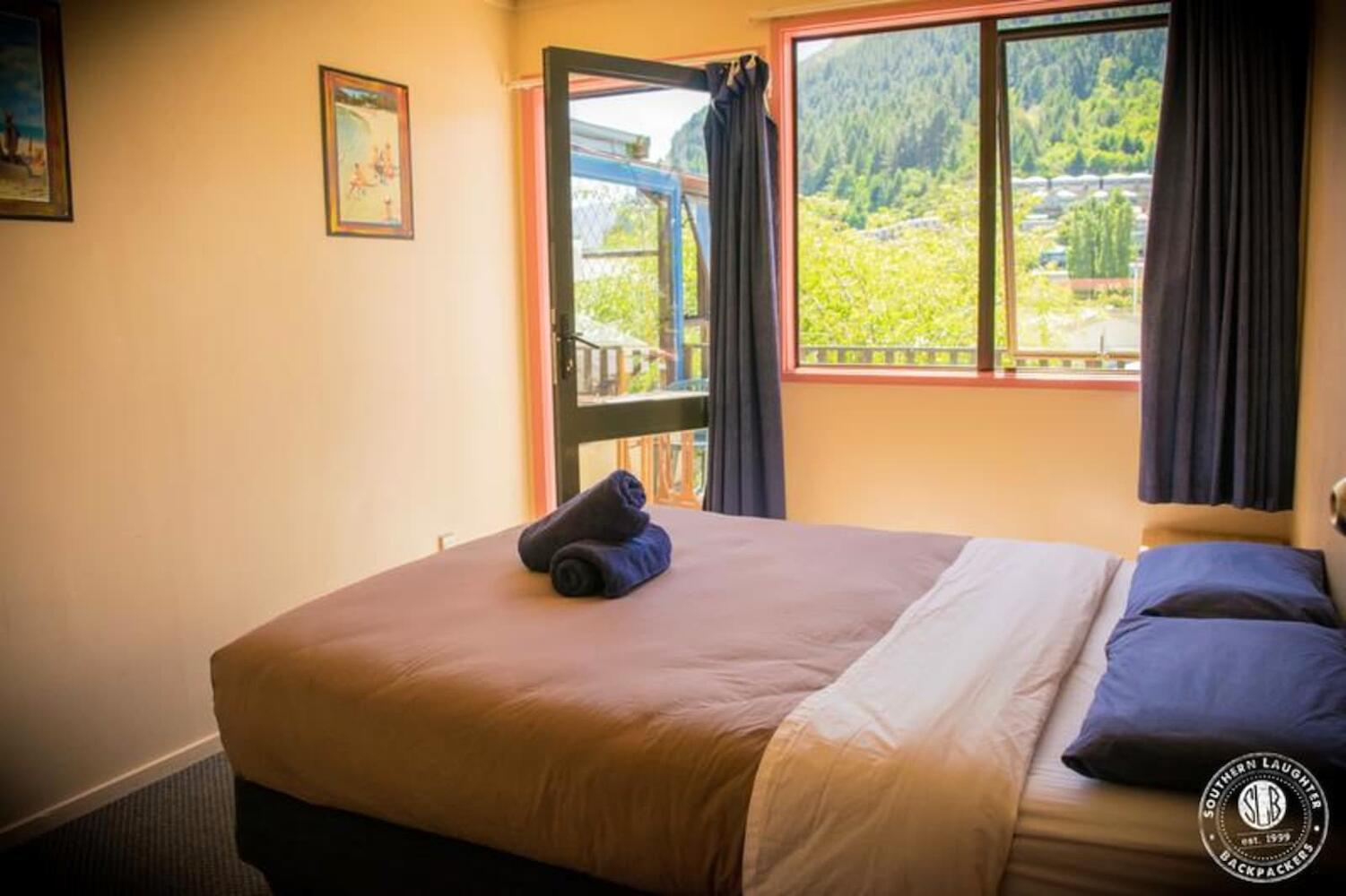 Sir Cedrics Southern Laughter Backpackers in Queenstown Prices 2021 (How to compare?)