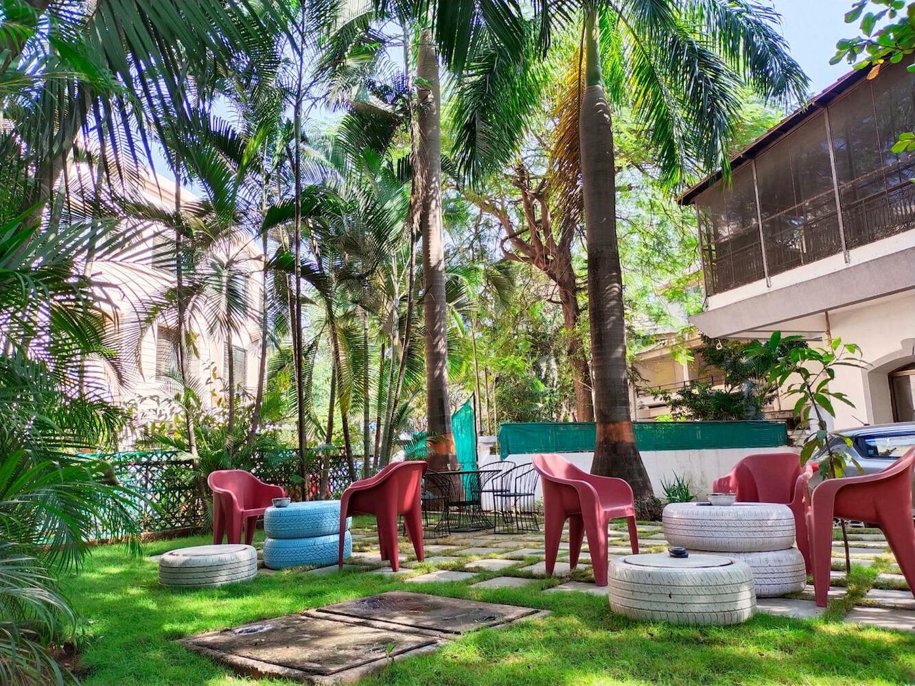 Hostel Lifespace- Tailor made for working professionals- Luxurious Twin Bungalow