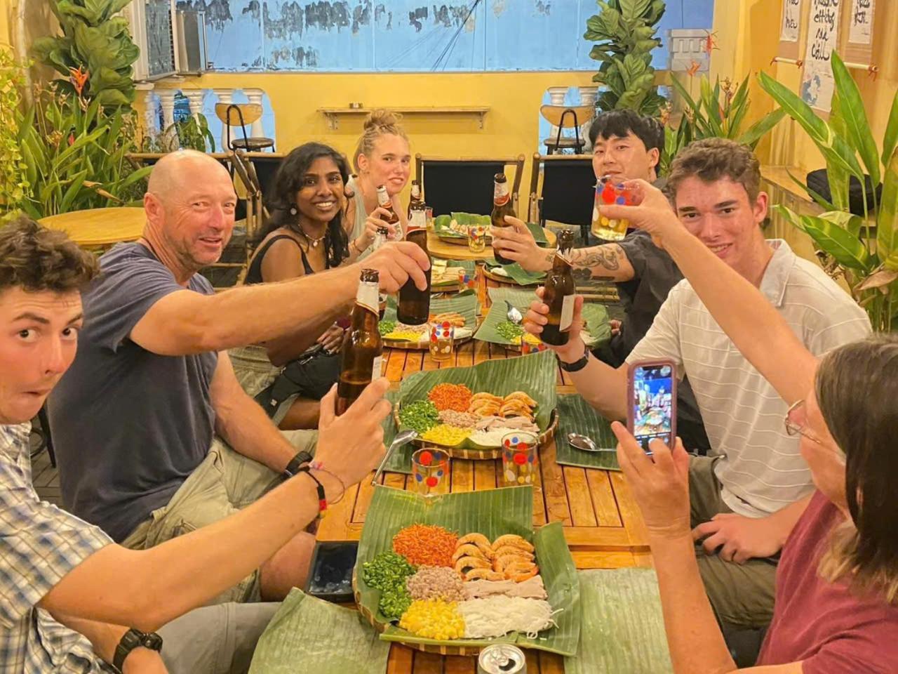 Saigon Authentic Hostel - Daily Walking City Tour, Cooking Class, Food Tours, FR