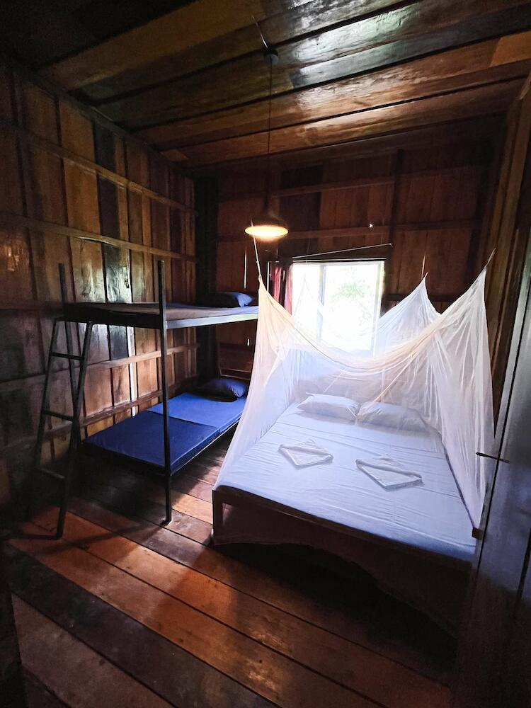 Lovesick Hostel & Sports Bar M'pai Bay