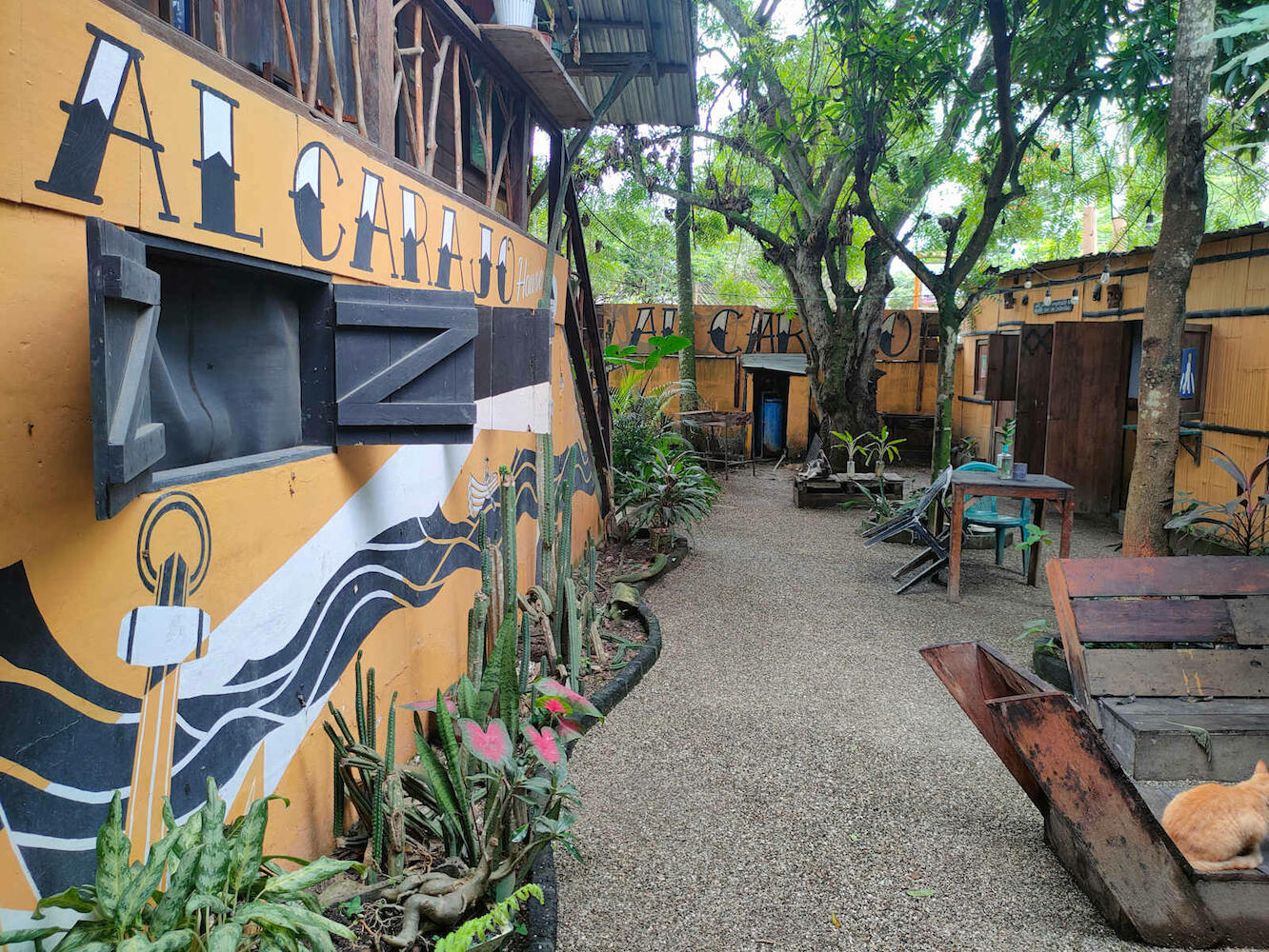 Al Carajo House Backpackers Host, Montañita