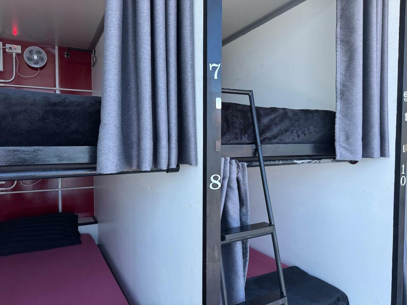 Nitro Pierhostel, Koh Tao