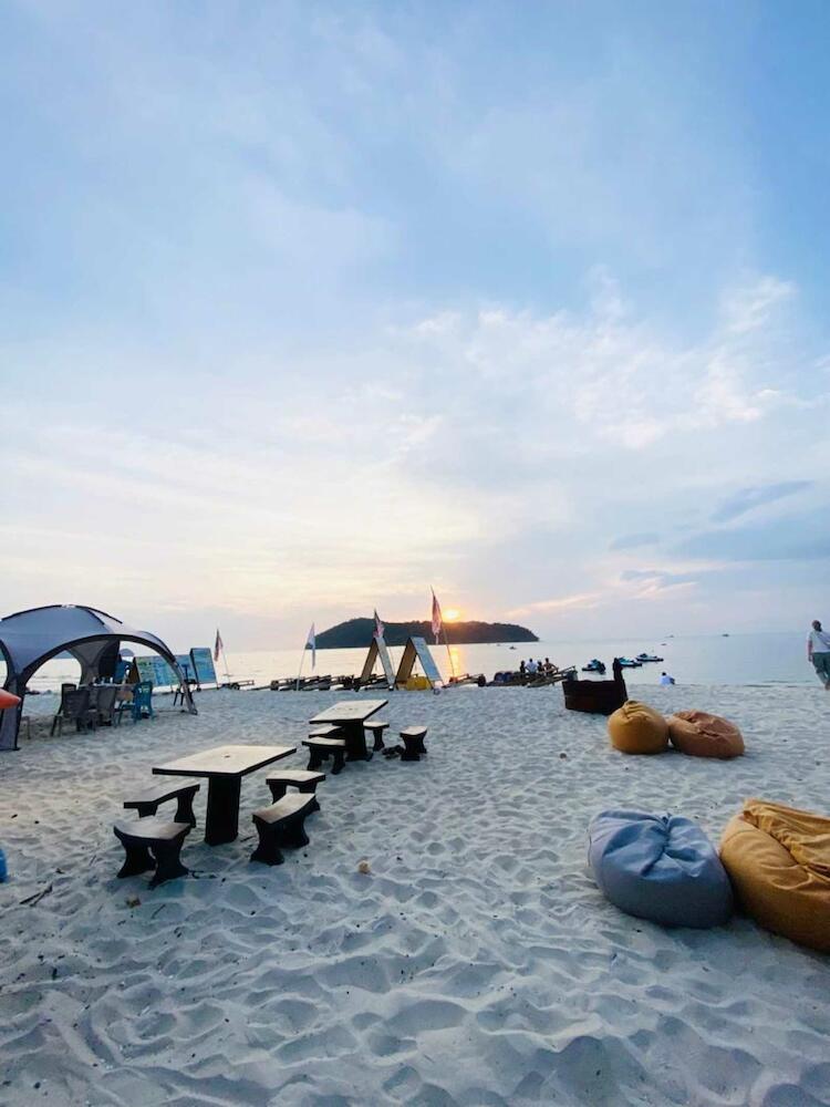 Cenanghill Beachfront
